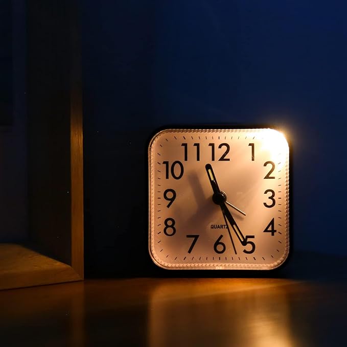 OQIMAX Analog Alarm Clocks, Non Ticking Table Clock with Luminous Hand & Large Display, Battery Powered Silent Bedside Alarm Clock with Snooze & Night Light Function, for Bedroom, Office
