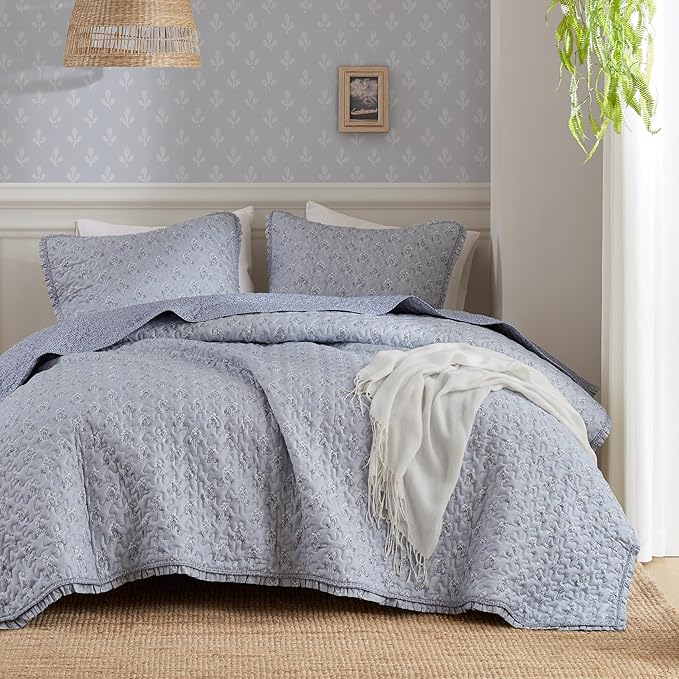 Madison Park Vintage Floral Quilt Set Queen Size, Reversible Bedding & Lightweight Bedspread Set, Traditional Block Print Coverlets with Ruffled Edge, 3-Piece with 2 Shams, Blue